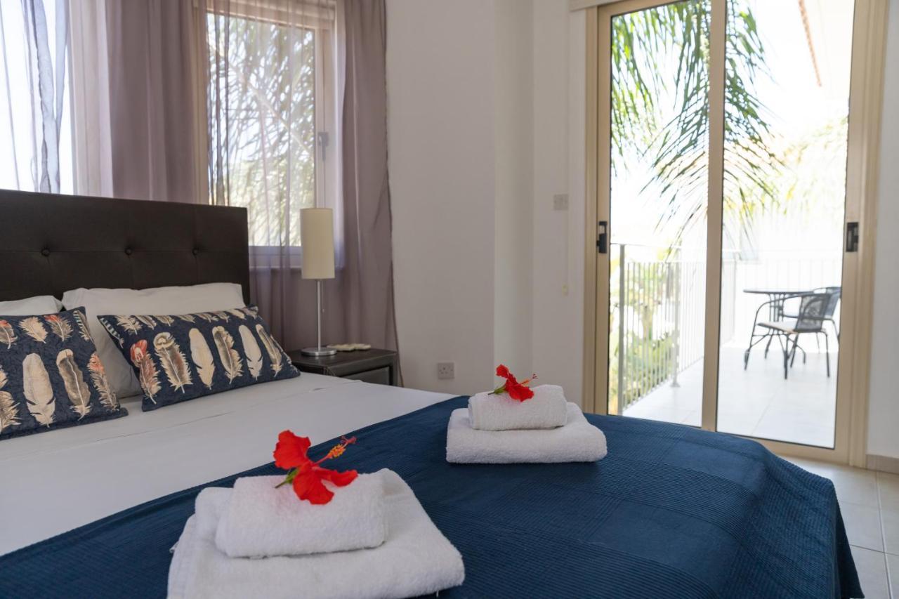 Palm Villa Ekaterina 4 bdrm Paralimni Dış mekan fotoğraf
