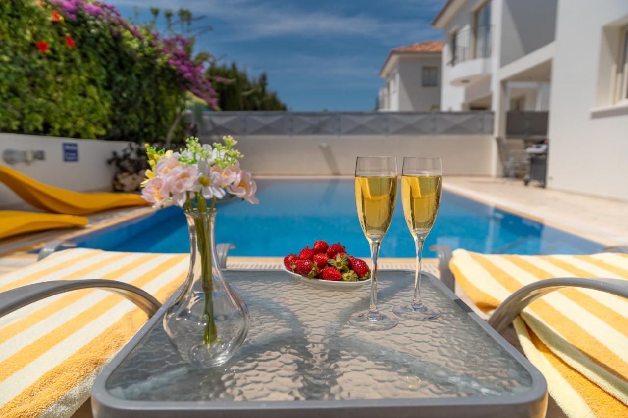 Palm Villa Ekaterina 4 bdrm Paralimni Dış mekan fotoğraf