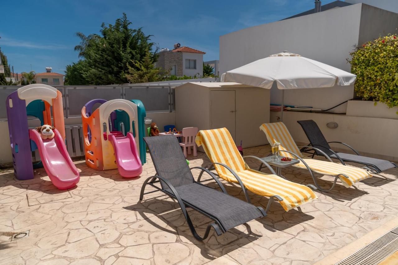 Palm Villa Ekaterina 4 bdrm Paralimni Dış mekan fotoğraf