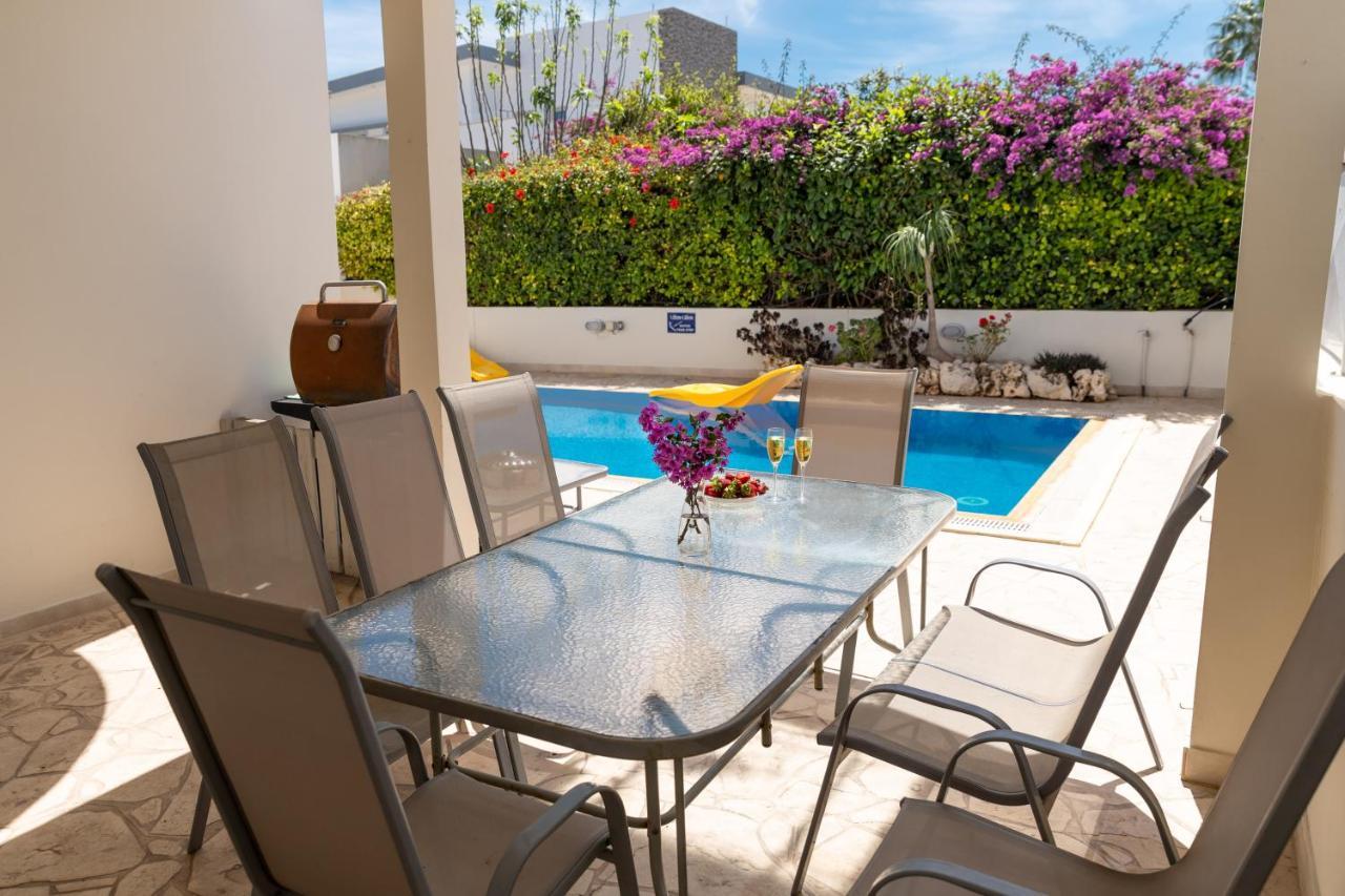 Palm Villa Ekaterina 4 bdrm Paralimni Dış mekan fotoğraf