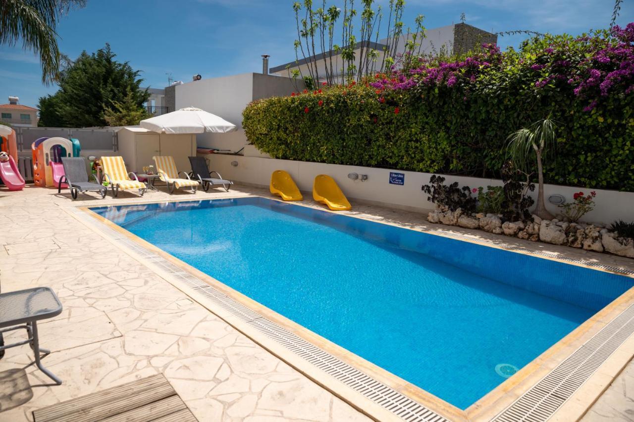 Palm Villa Ekaterina 4 bdrm Paralimni Dış mekan fotoğraf