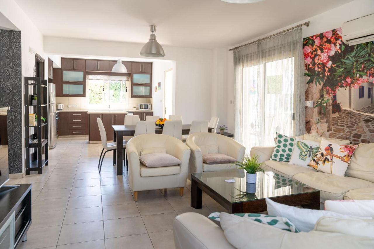 Palm Villa Ekaterina 4 bdrm Paralimni Dış mekan fotoğraf