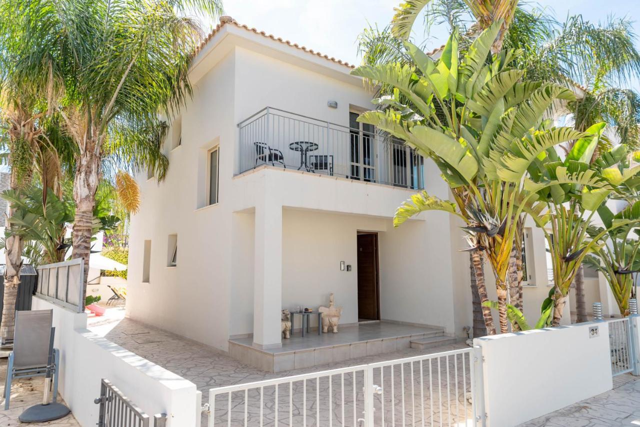 Palm Villa Ekaterina 4 bdrm Paralimni Dış mekan fotoğraf